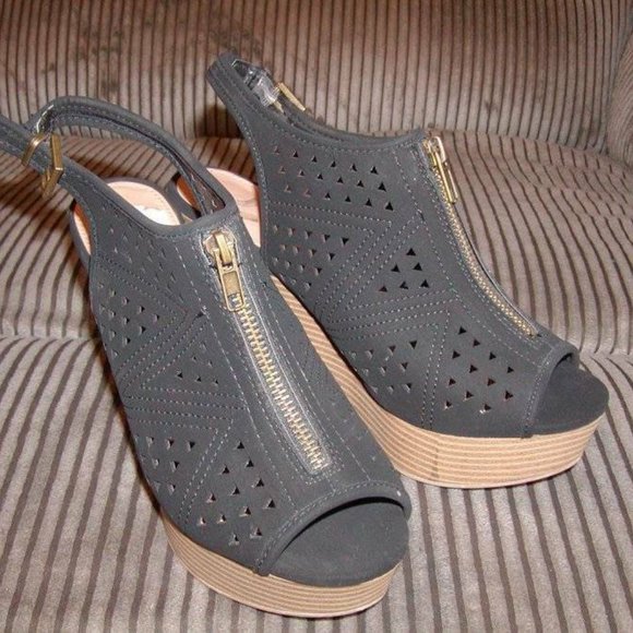 Report Collection Shoes - Report “Carnation”Wedge Sandals Suede Black Shoes Sz 8.5 Open Toe EUC!